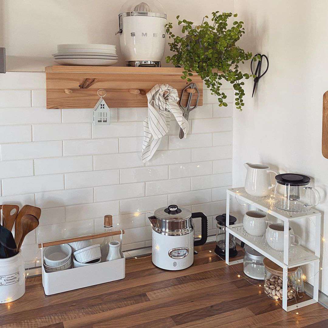 白色配件的厨房