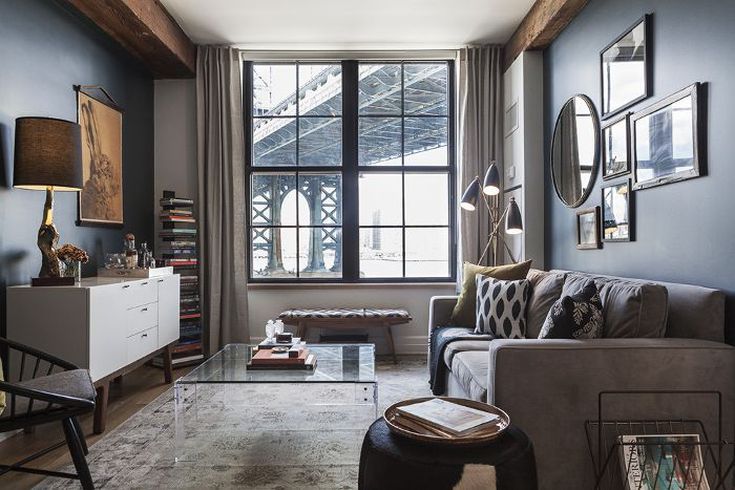 灰色和蓝色的客厅“class=