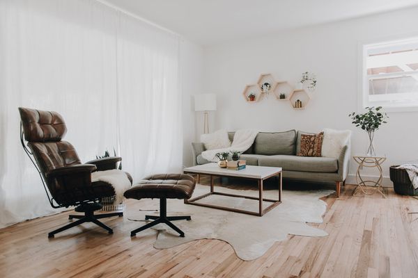 客厅配有皮椅和搁脚凳。