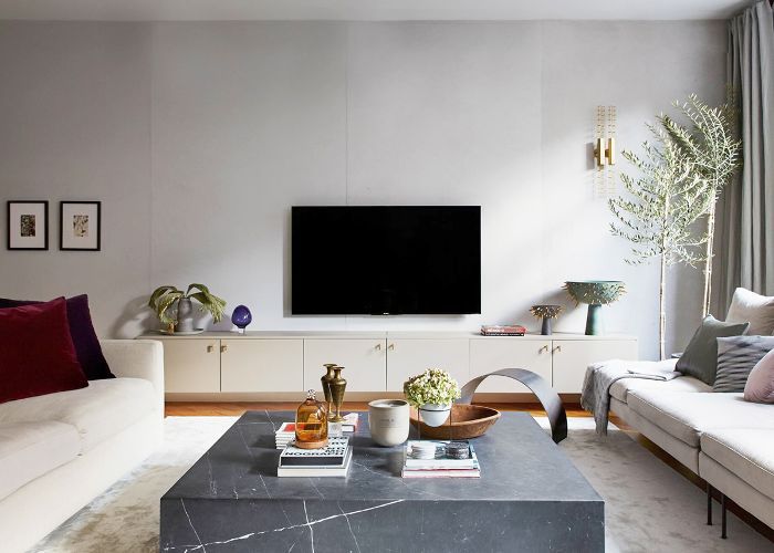 在客厅大灰咖啡桌