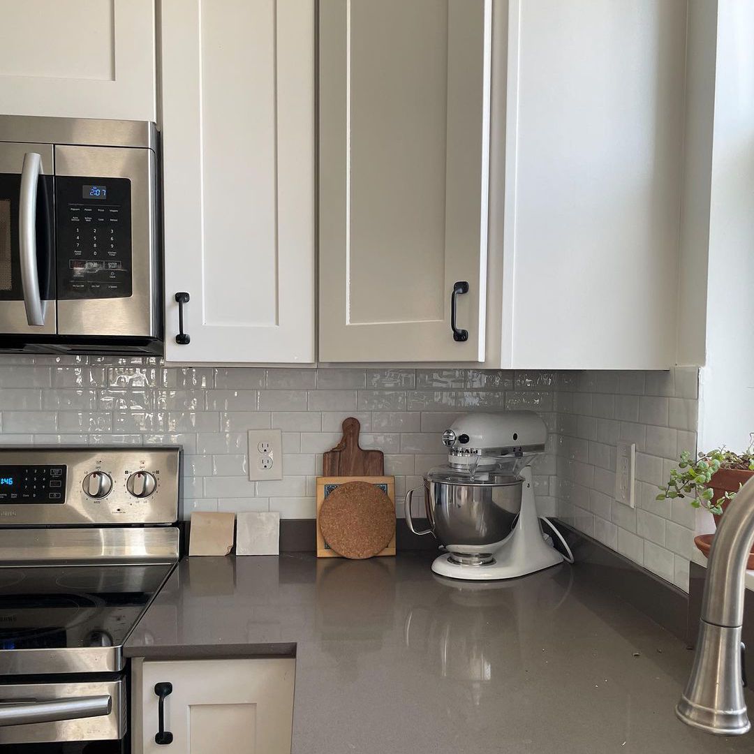 白色的厨房和白色的橱柜