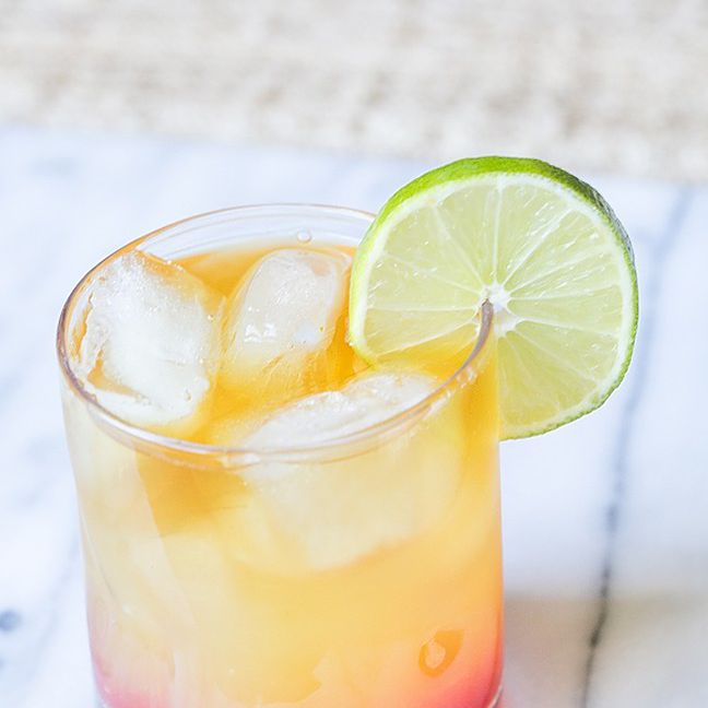 鸡尾酒配上石灰轮。