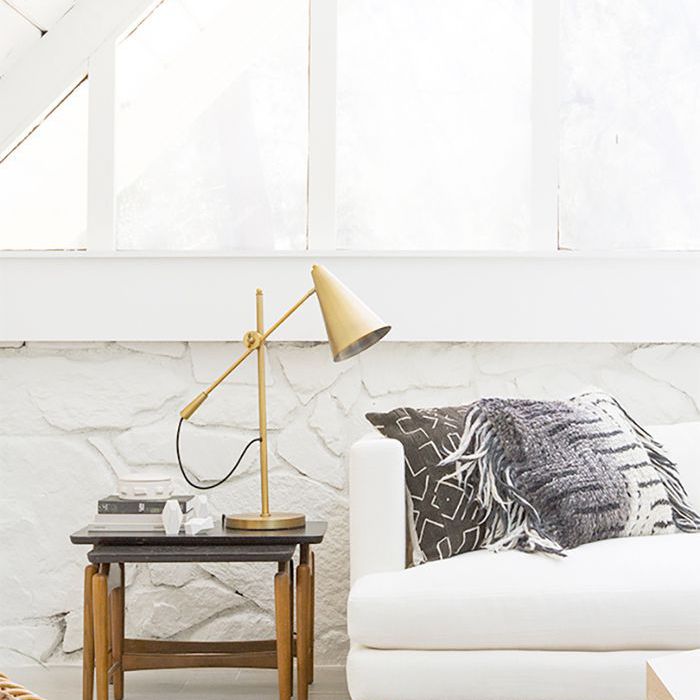 有图案的纺织品装饰着以白色为主的起居室