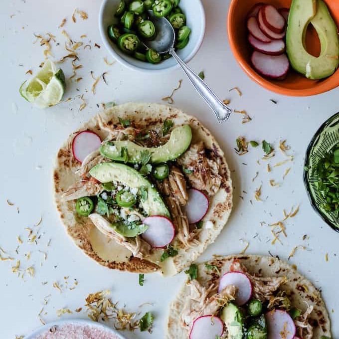 慢炖锅鸡炸玉米饼粉红色海盐