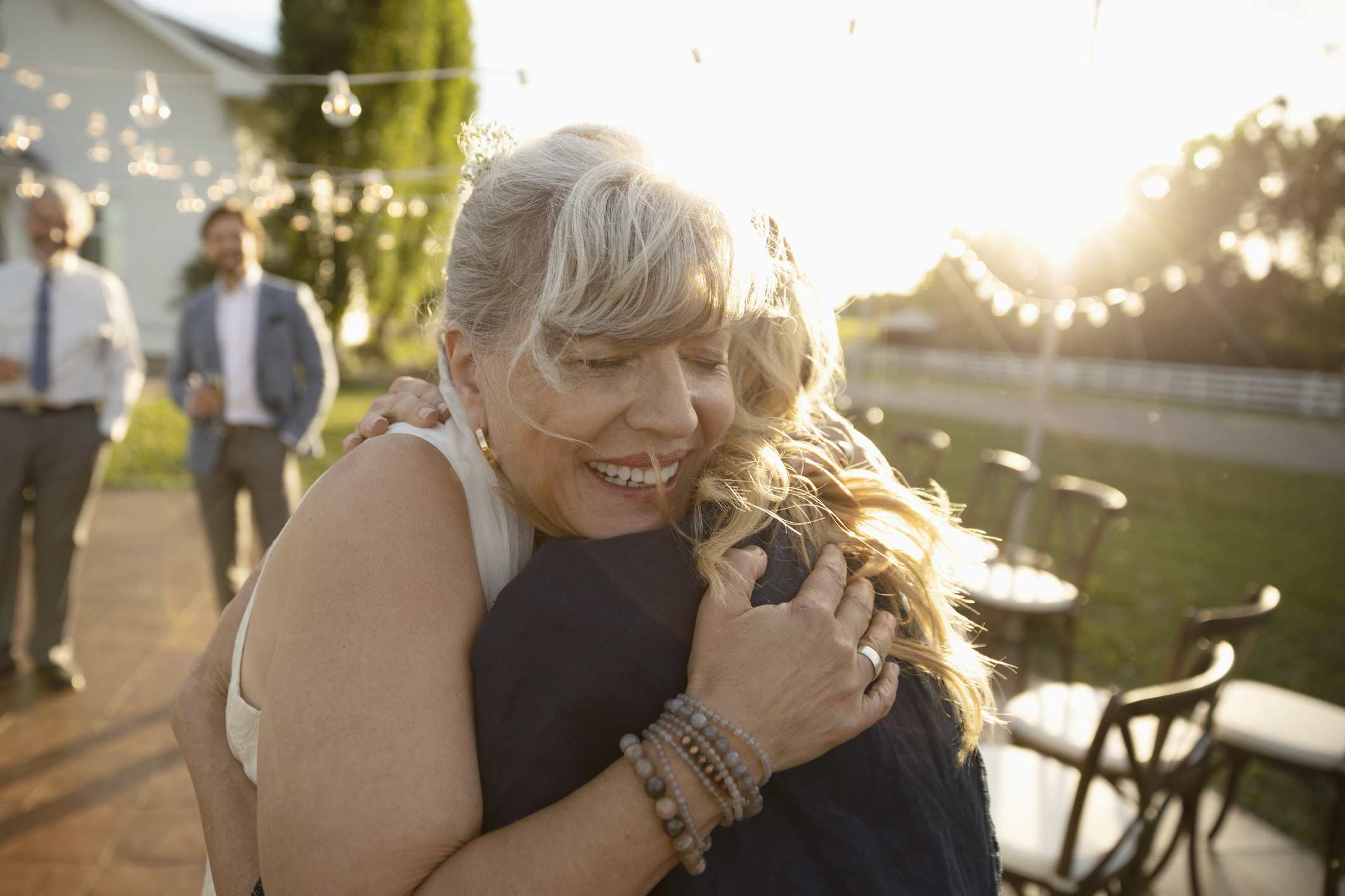 参加婚礼的客人拥抱