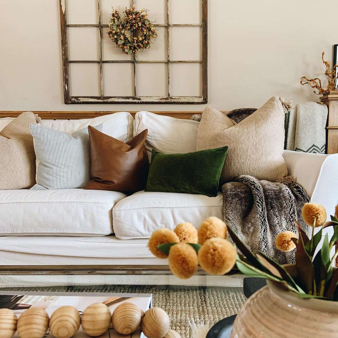 客厅白色的秋季装饰