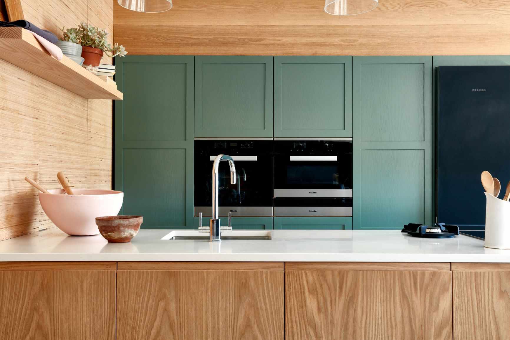 厨房里有青色的橱柜。