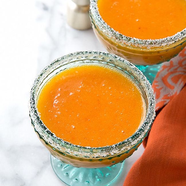 柿子玛格丽塔斯在盐镶边玛格丽塔玻璃。