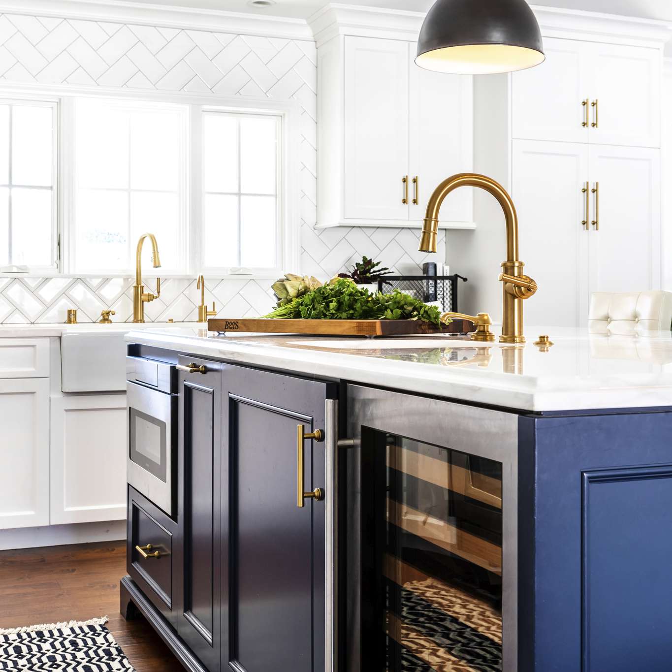 厨房岛与葡萄酒冰箱