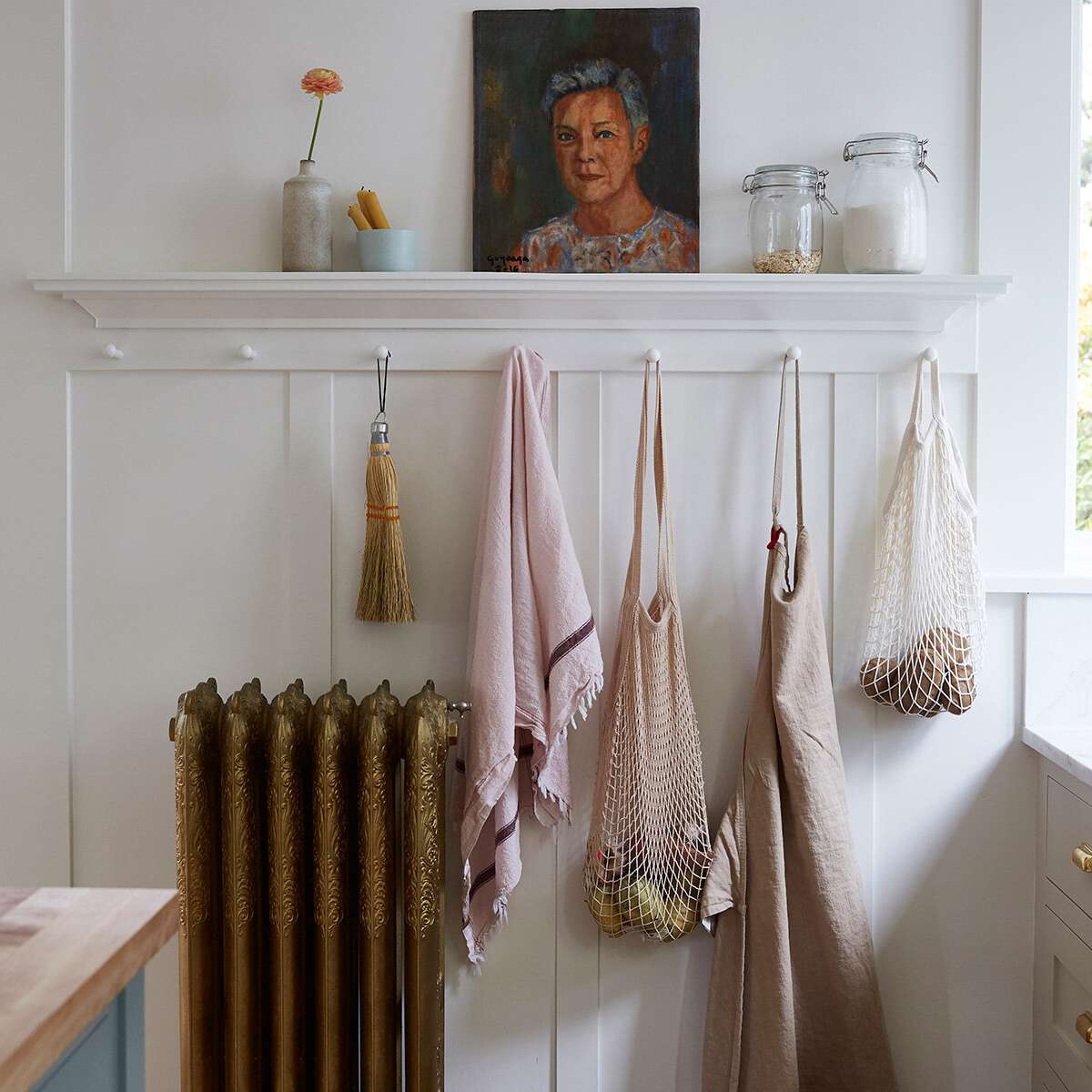 厨房里有几处农舍风格，还有一个金色的古董暖气片