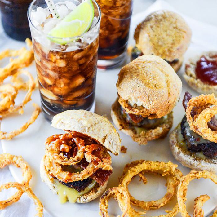 易肉饼食谱 - 肉饼滑块与卷曲洋葱