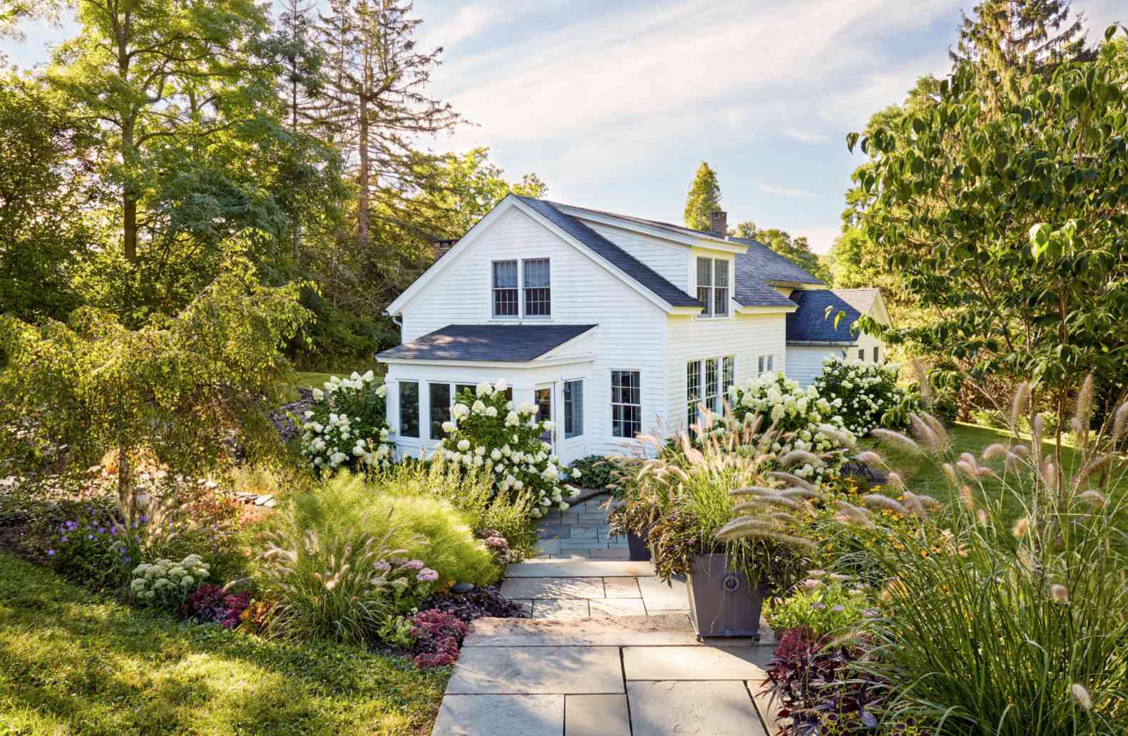 里基·斯奈德步行进入花园