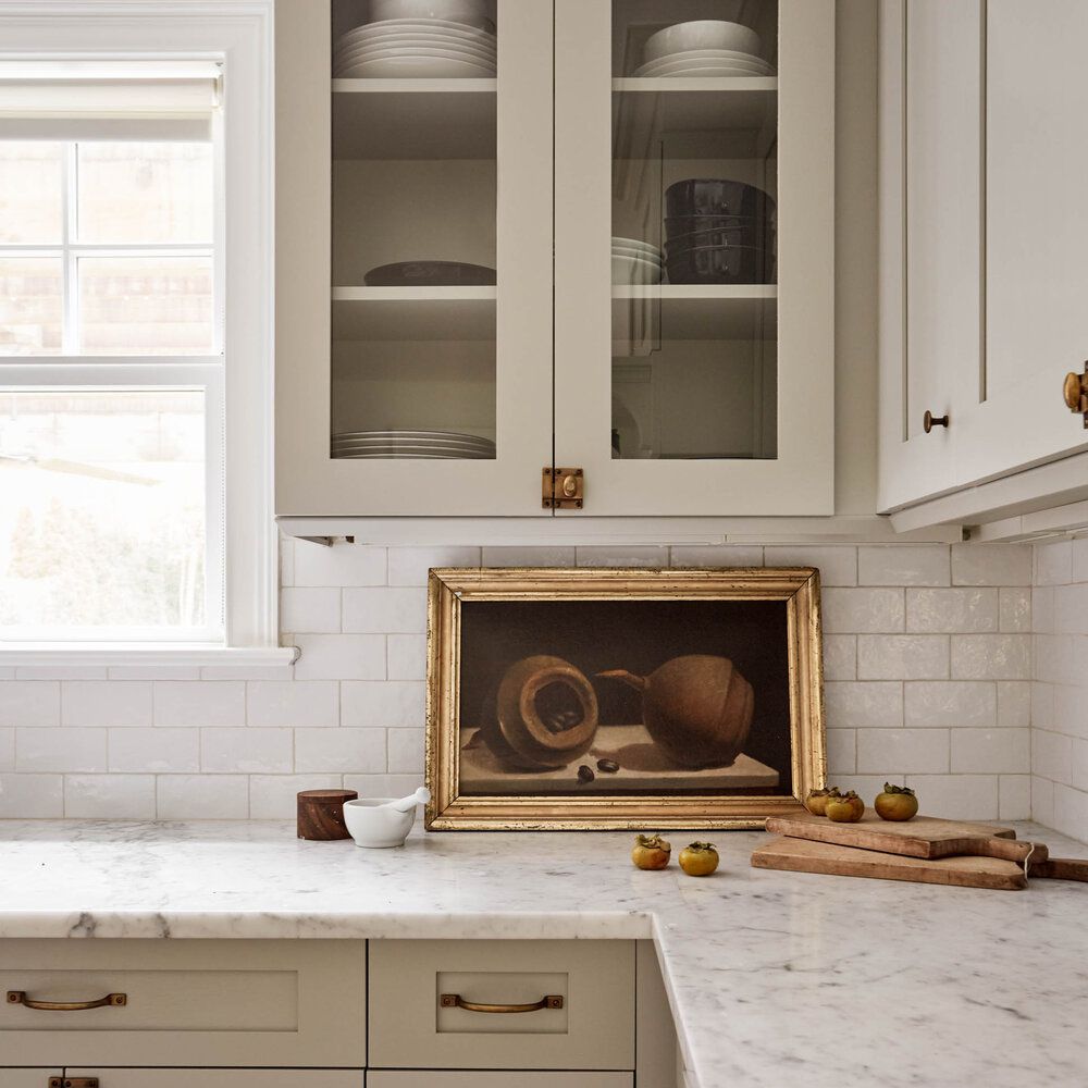 一个有白色橱柜的全白色厨房和白色铺磁砖的背板