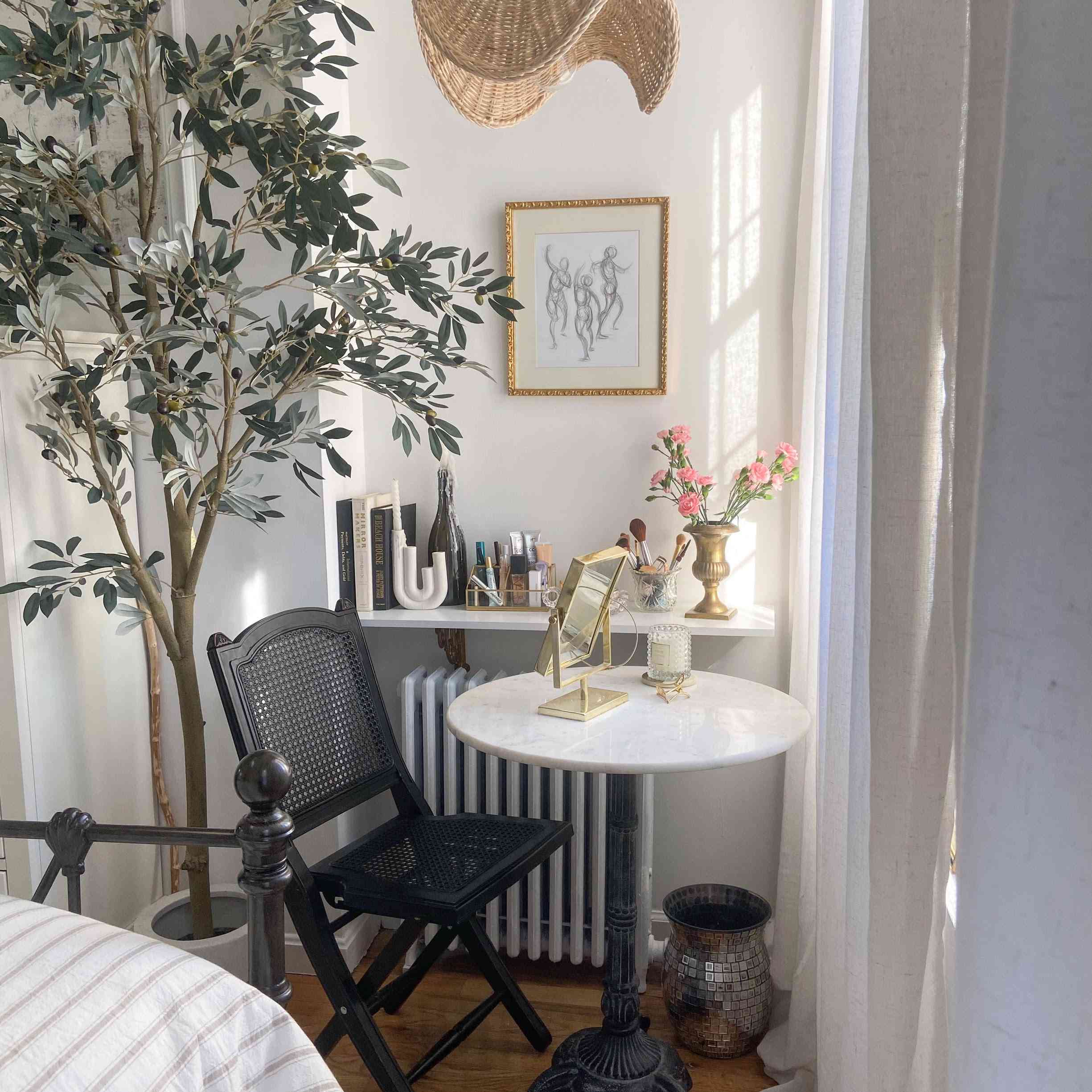 角落里的小大理石小酒馆的桌子。