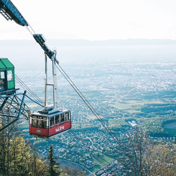 一艘贡多拉在瑞士爬山。“class=