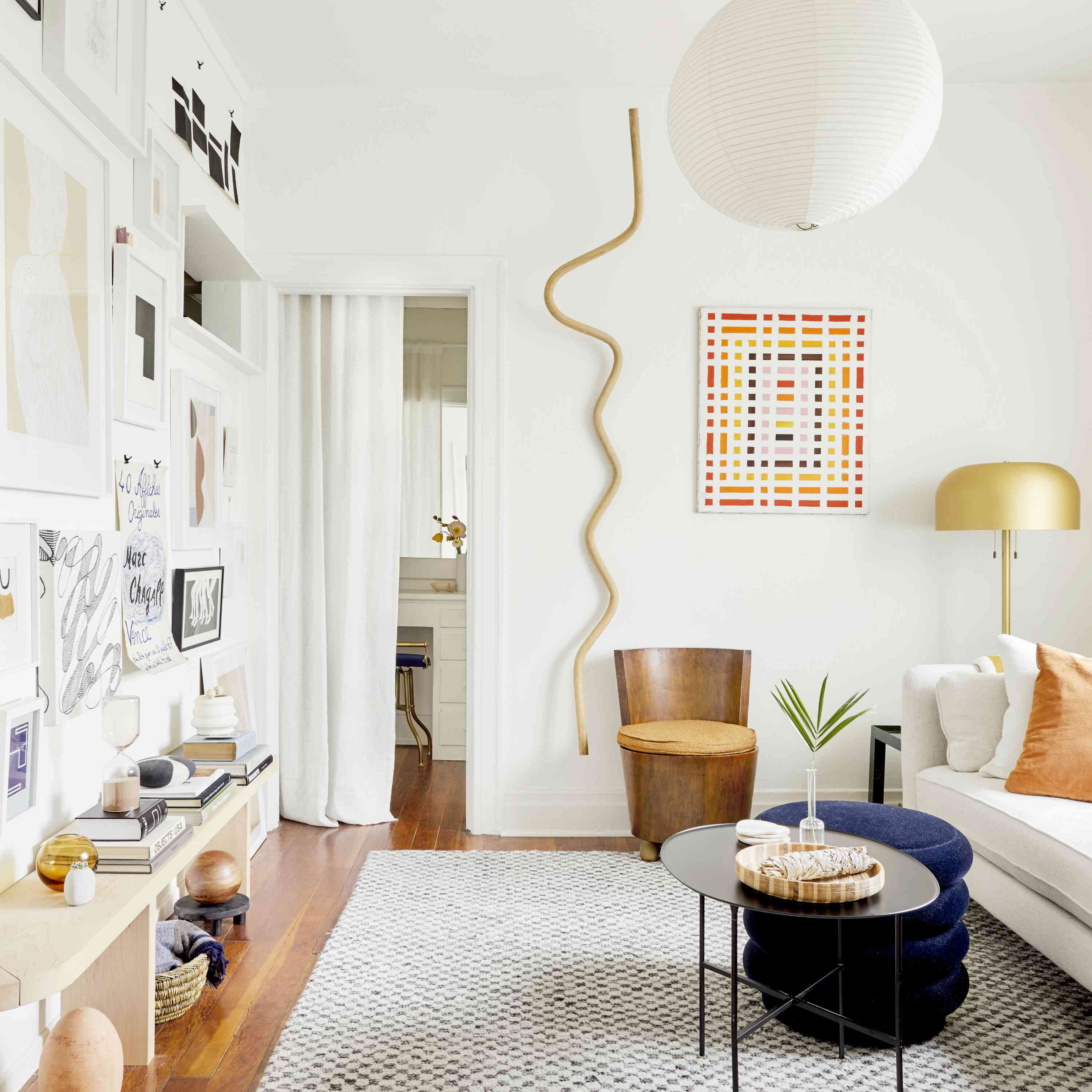 带有弧形家居装饰的客厅