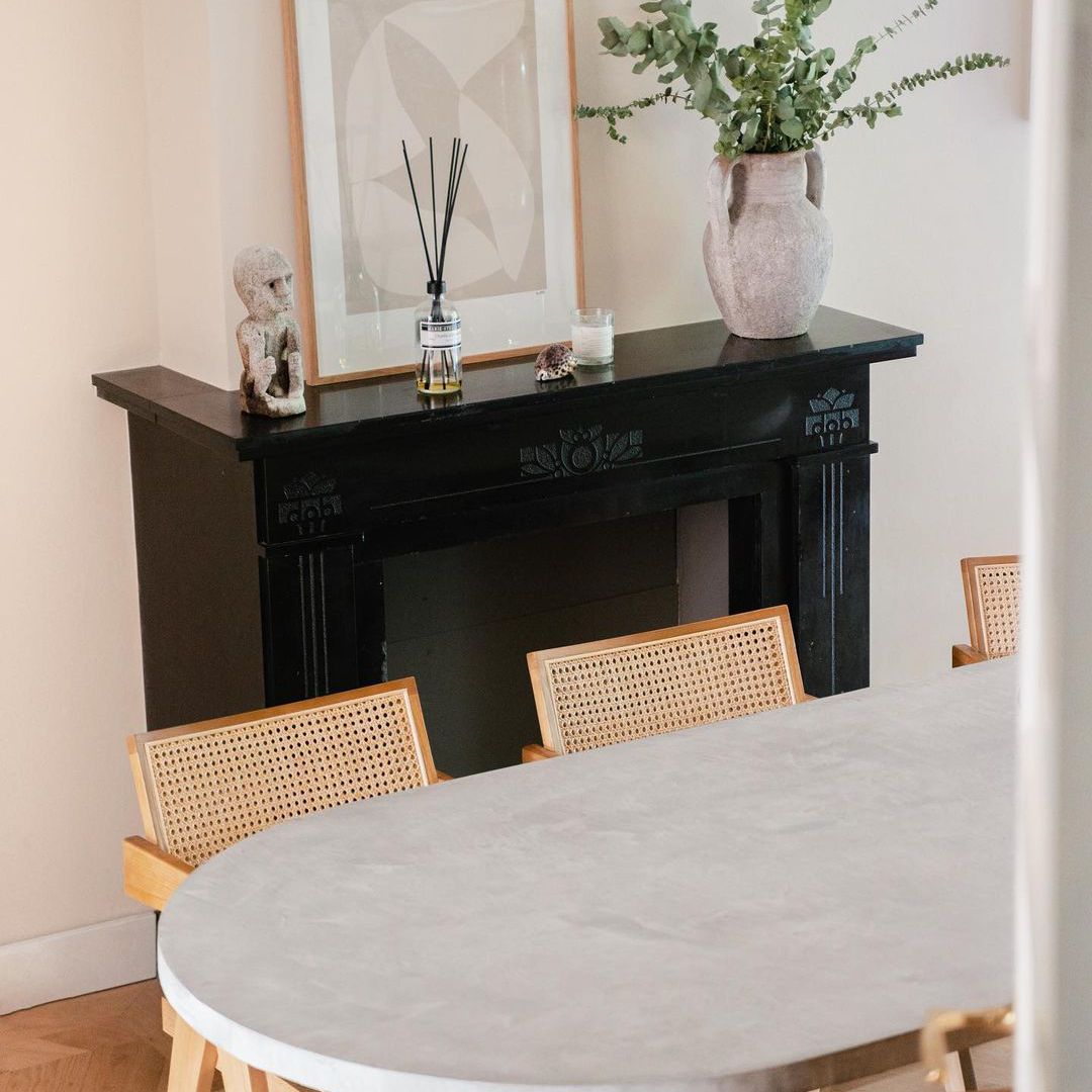 餐桌旁边的人造壁炉架。