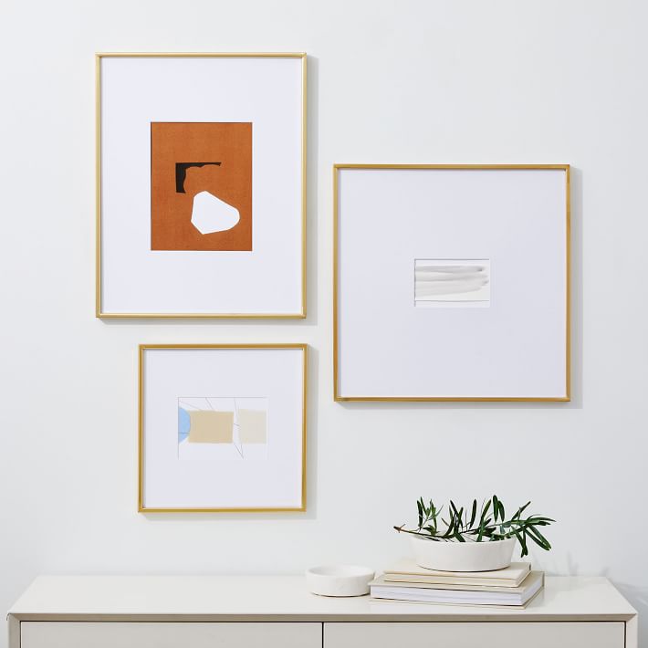 画廊风格的三件艺术品。
