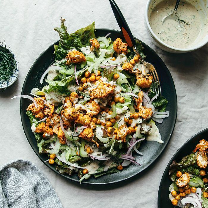 水牛花椰菜沙拉和芝麻酱牧场