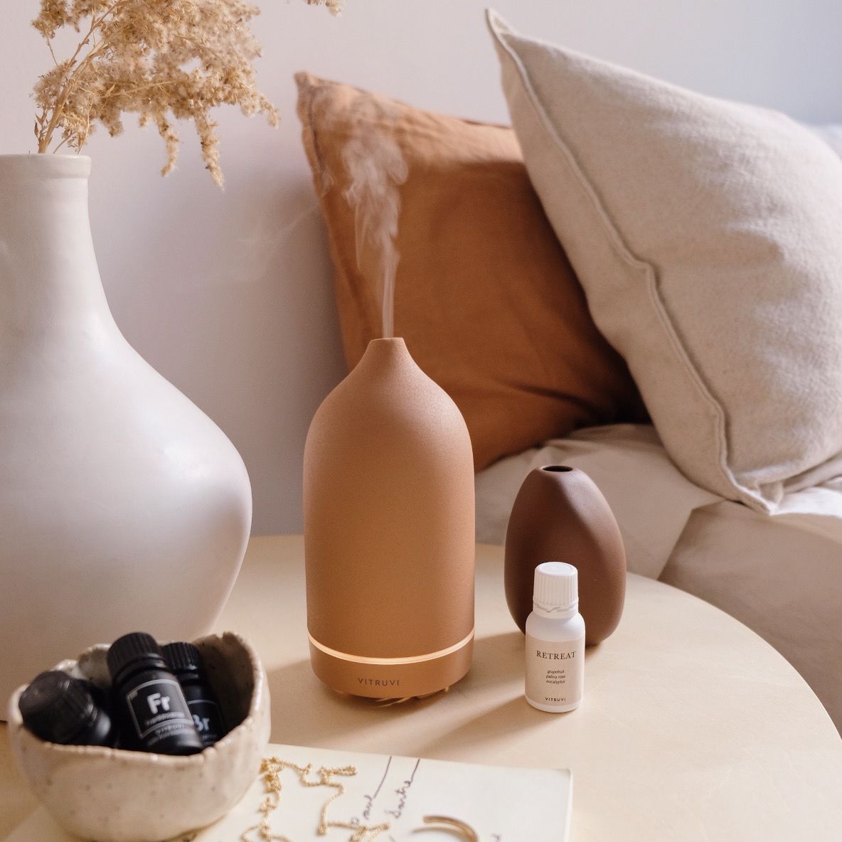 床头柜上的兵马俑精油扩散器