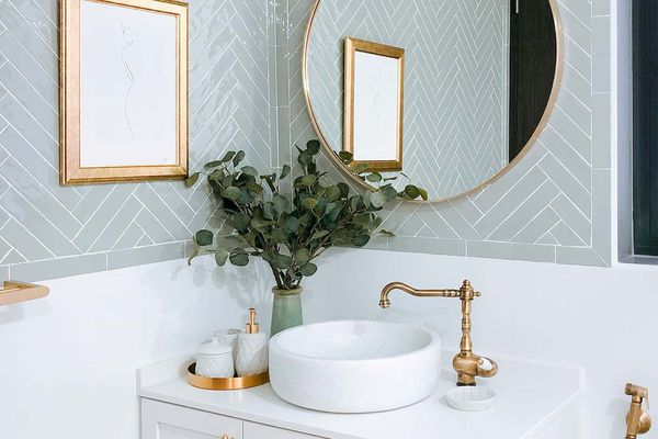 漂亮的浴室和白色水槽。