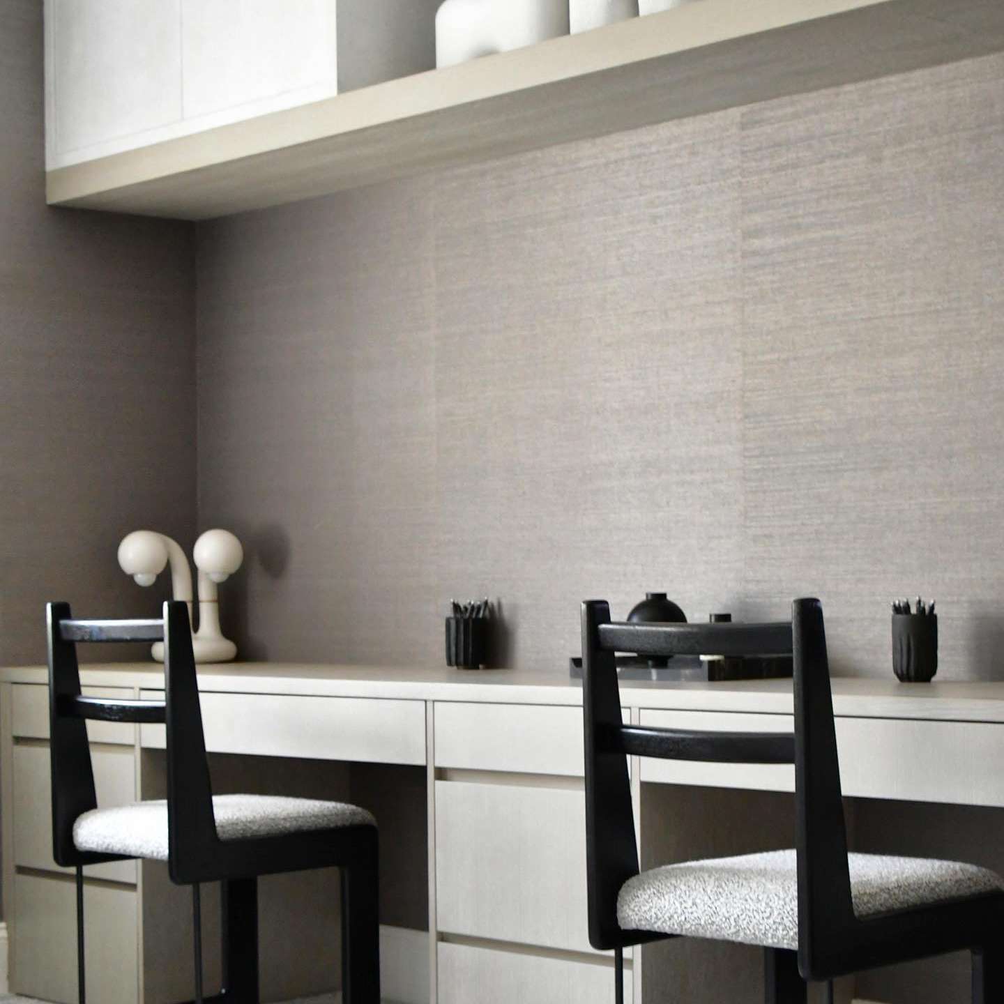 有两把椅子的现代书桌