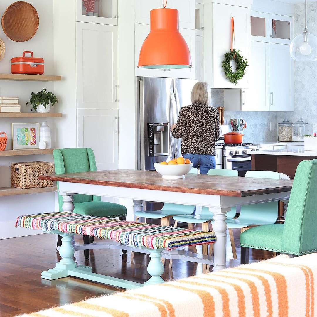 Boho厨房配有吃在桌子的与折衷薄荷的绿色椅子和长凳