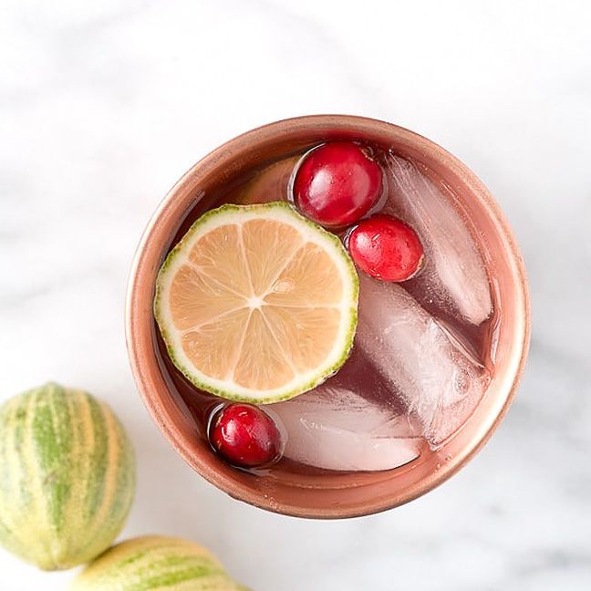 莫斯科骡子铜杯，新鲜的小红莓点缀。