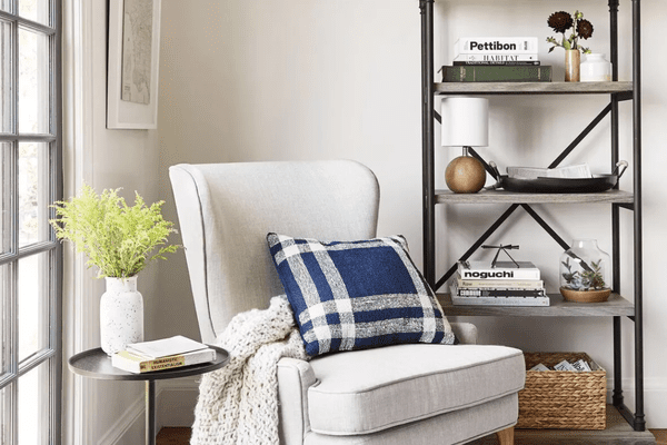 伦敦布尔在客厅里转动了金属口音桌。