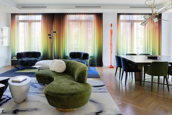 客厅里挂着彩虹窗帘。