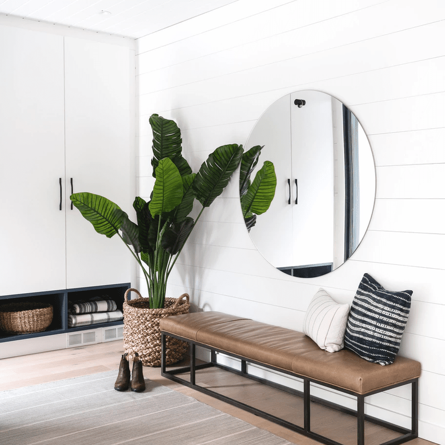 一个带有褶皱的抽屉和高大柜子的泥机