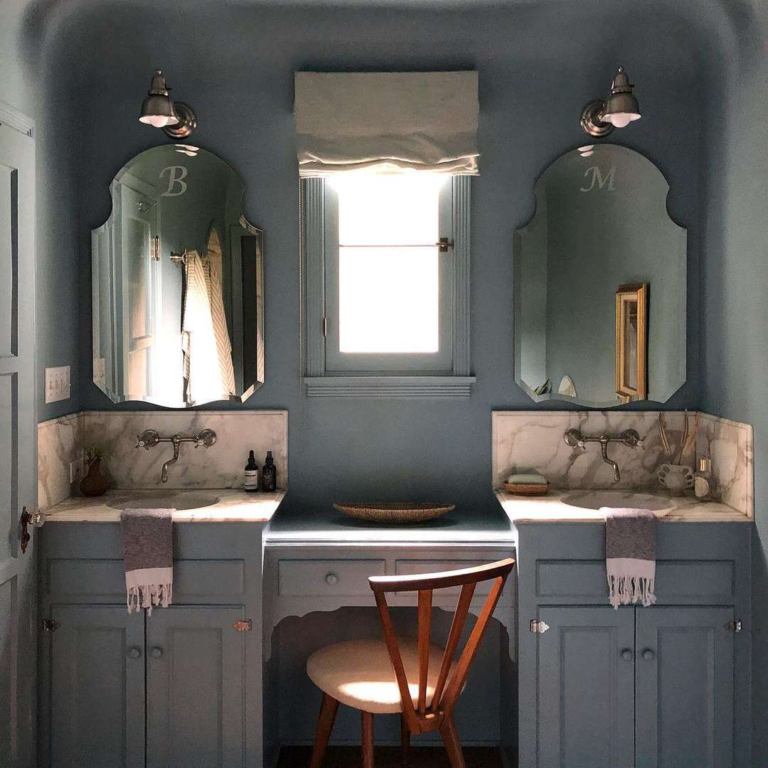 葡萄酒蓝色卫生间