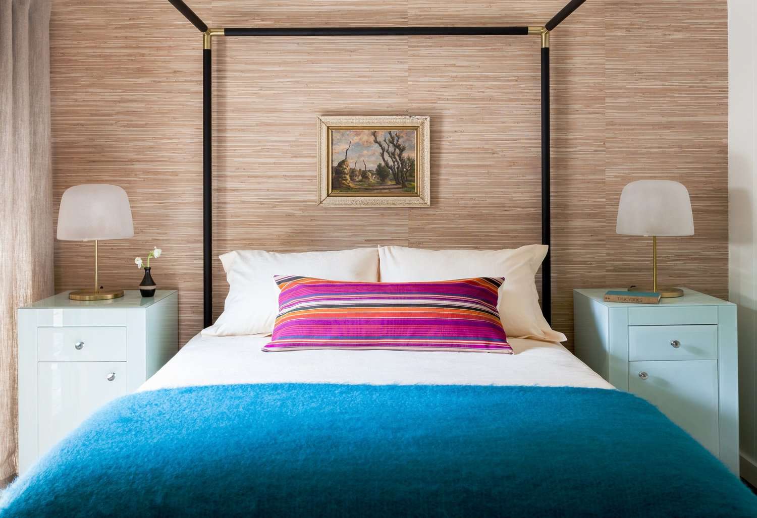 墙壁上有杏仁纹理壁纸的卧室