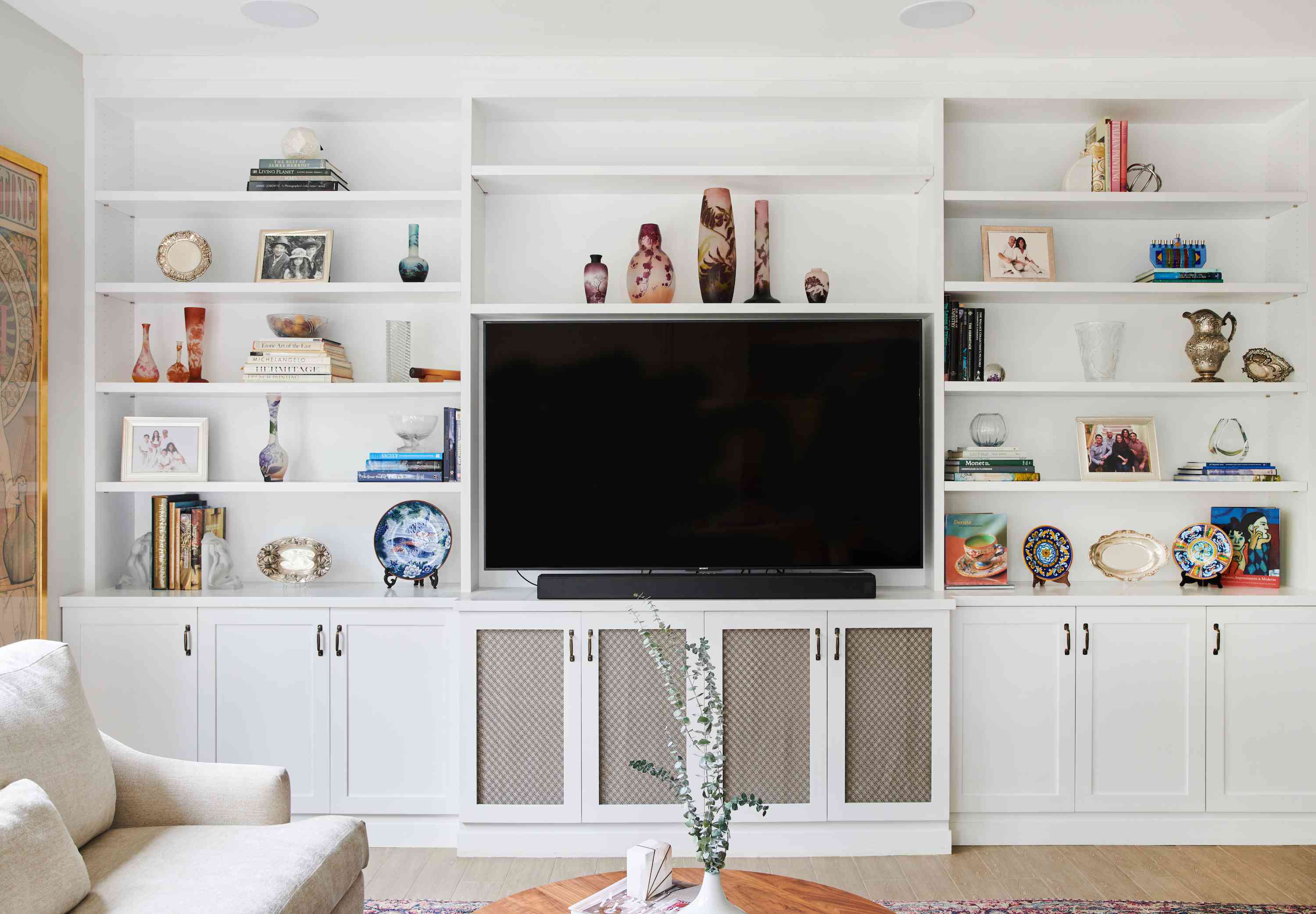 在搁置与许多古董建造的白色大墙壁。