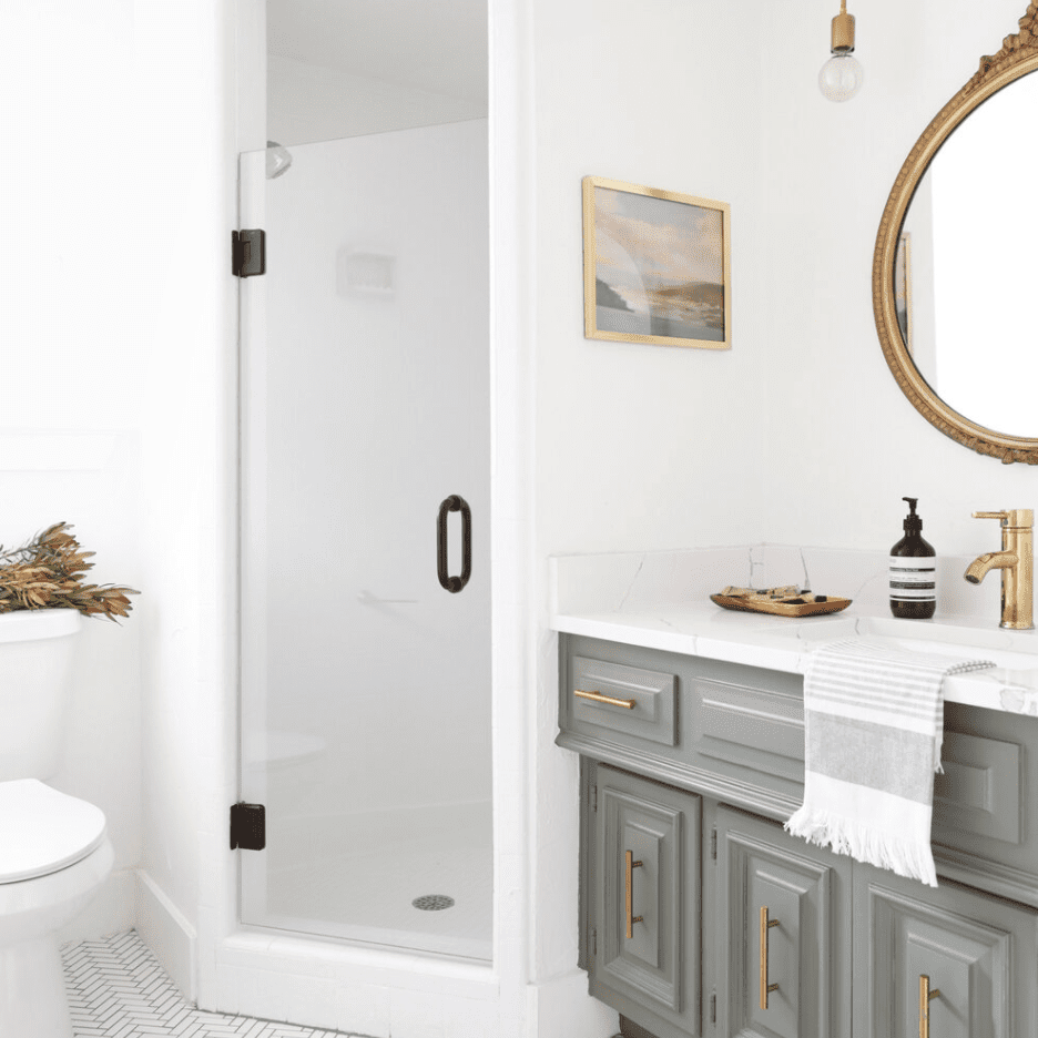 带灰色橱柜的浴室