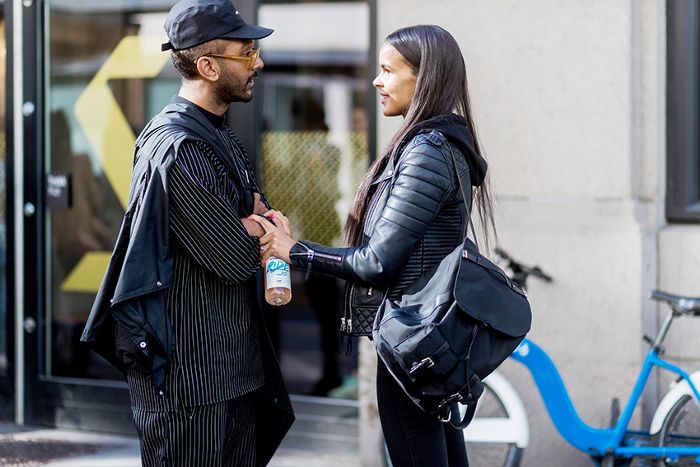 两个人手牵手交谈着