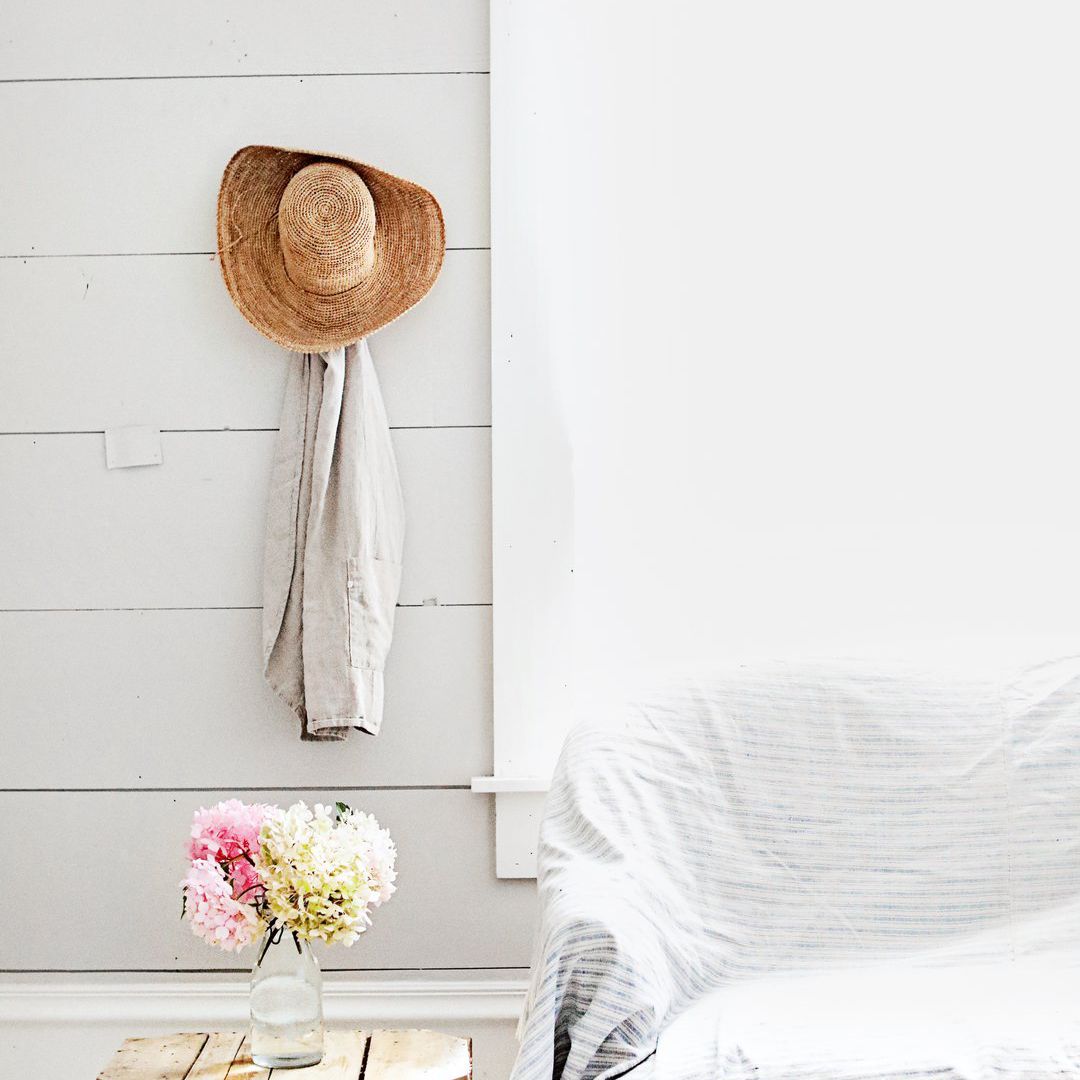 两个小木箱，叠在一起作为客厅里的边桌