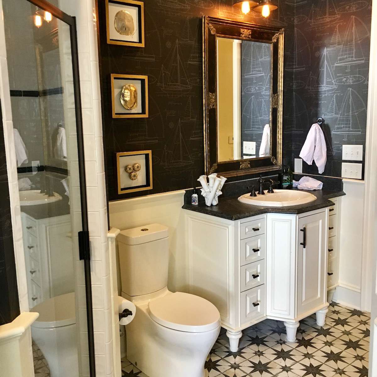 浴室配有星暴瓷砖