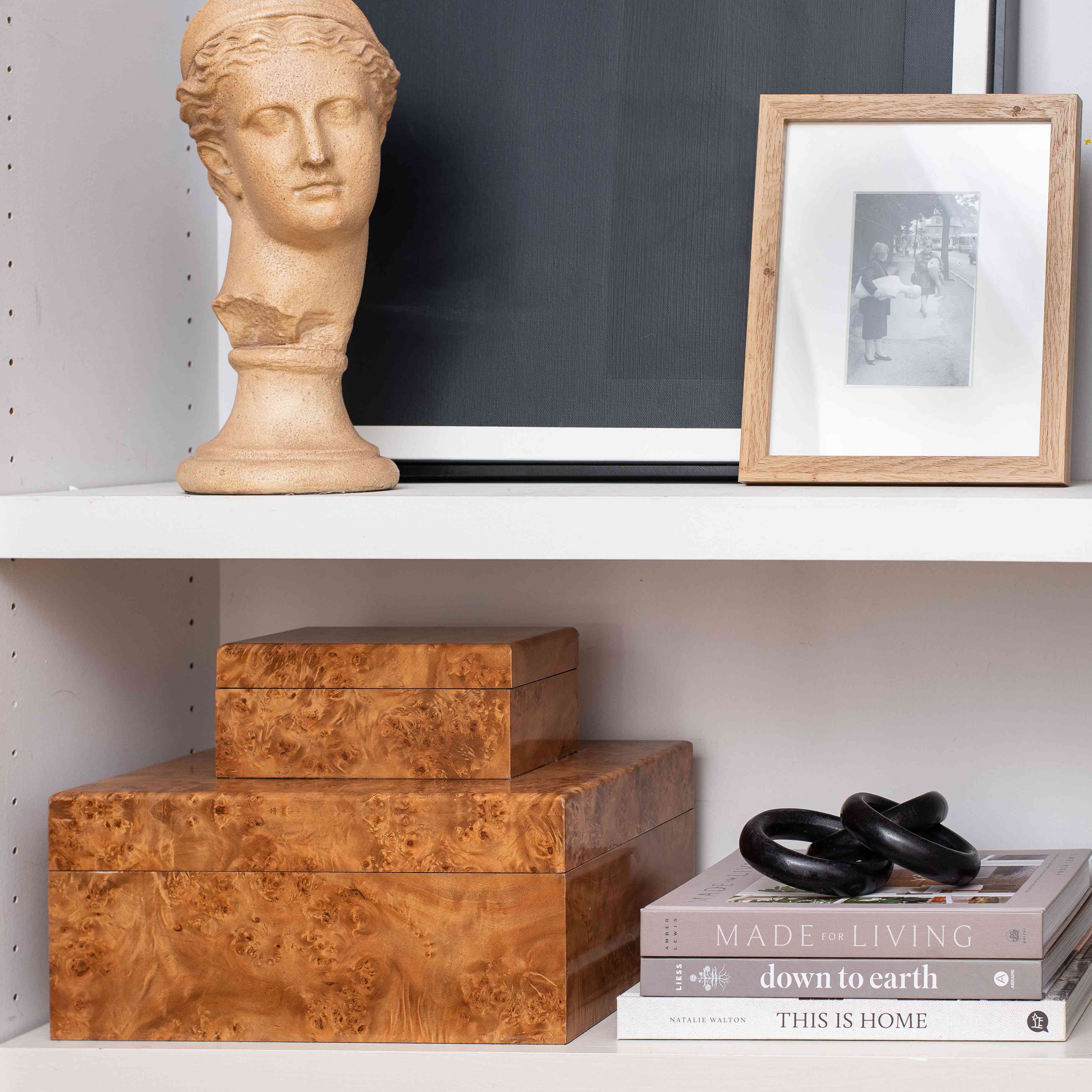 在架子顶部的Burl木箱子。