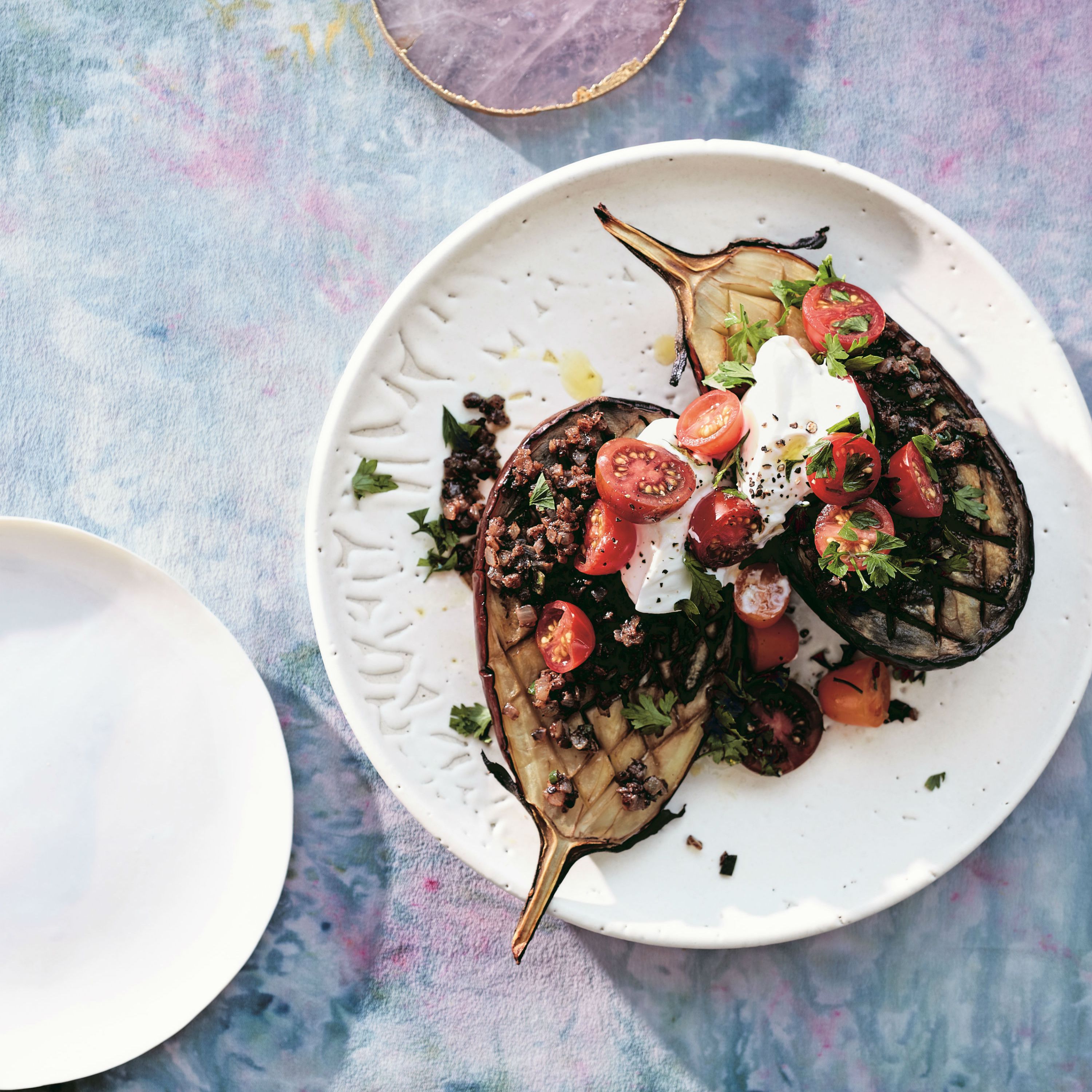 巴哈辣茄子配樱桃番茄和酸奶