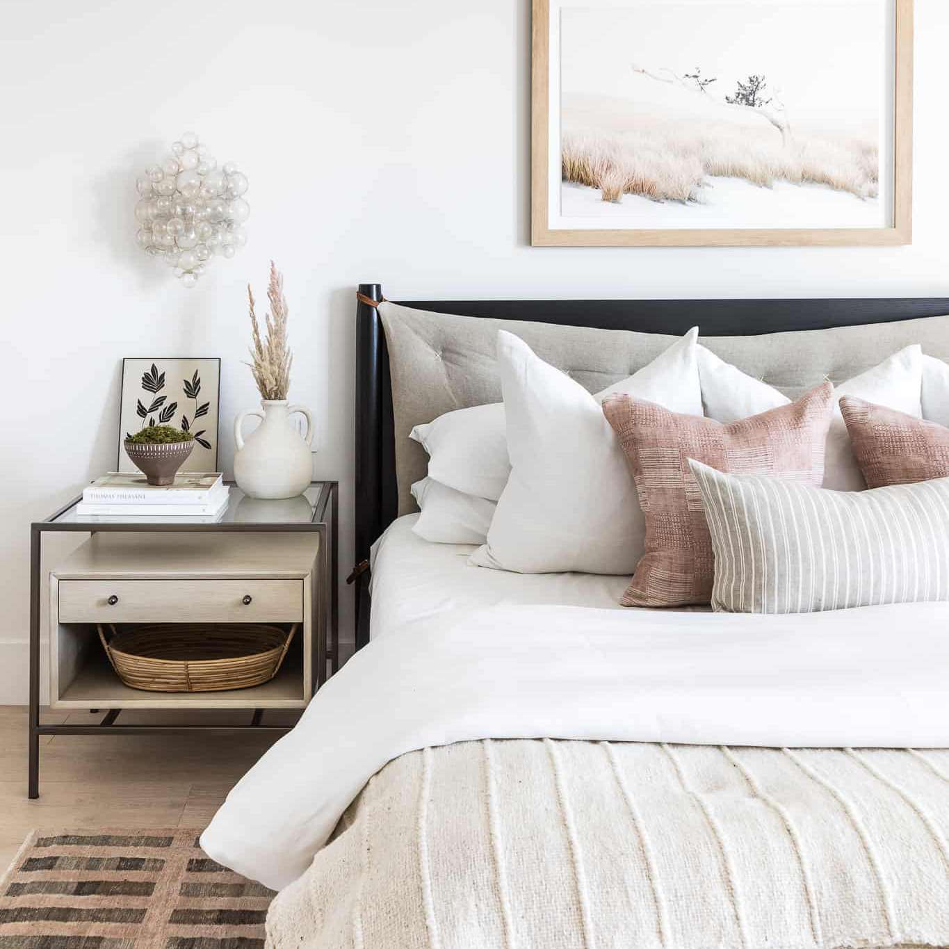 柔和的中性卧室与灰粉色的口音。