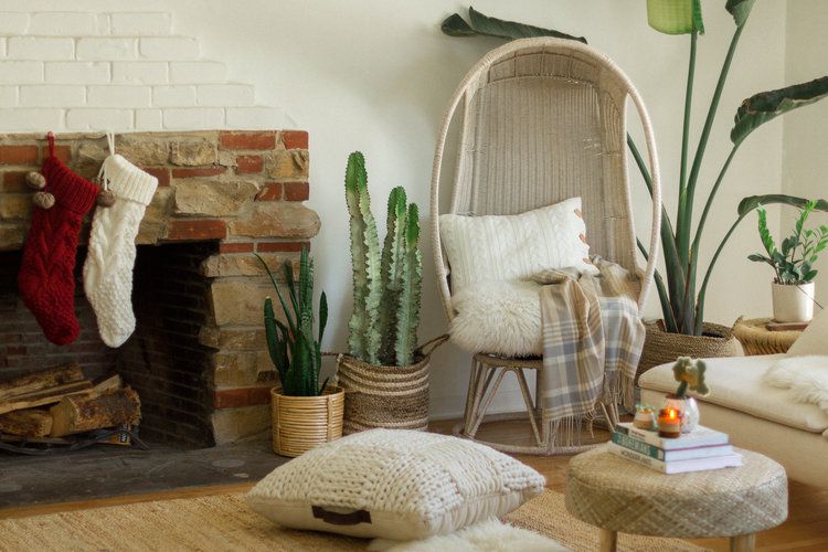 混砖壁炉和长袜。