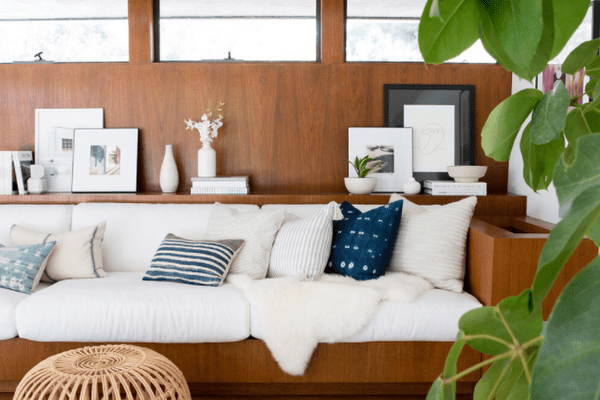 舒适的沙发坐落在树后面。