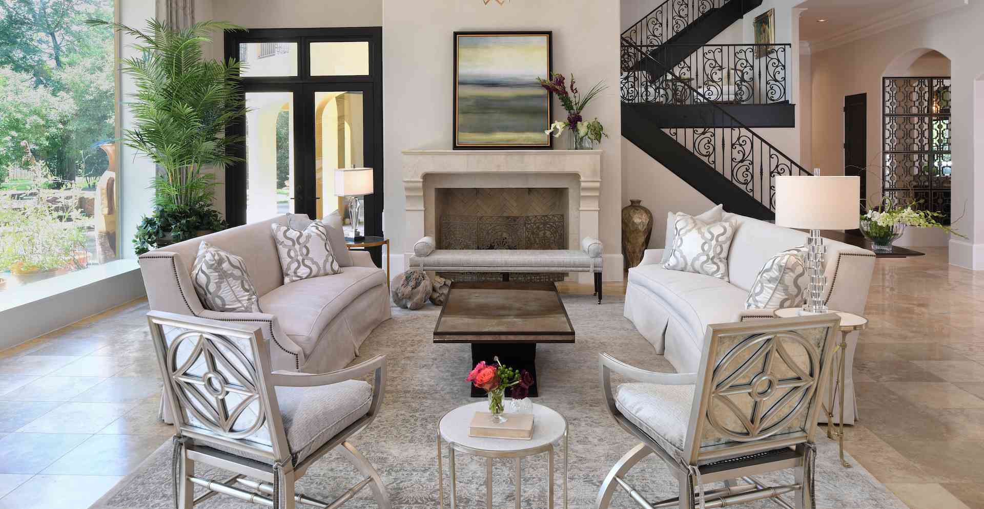 客厅配有石壁炉