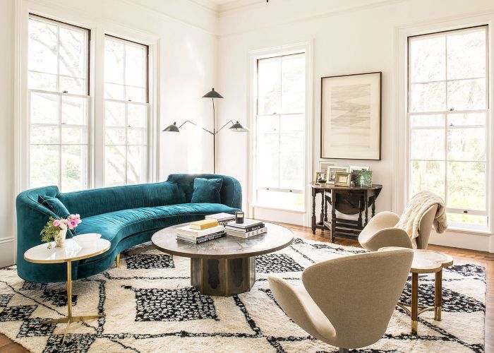 现代客厅采用弧形、蓝绿色沙发