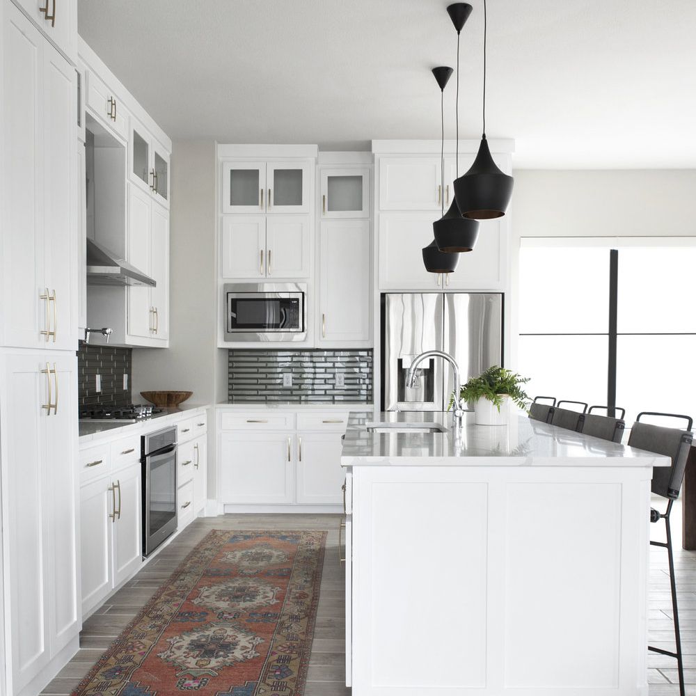 厨房和地毯旁边的岛屿