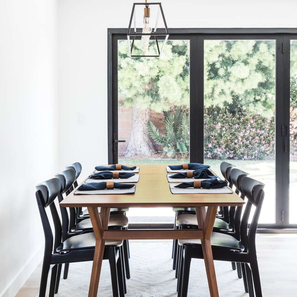 木制餐桌上面有餐垫和餐巾布