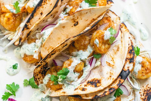 虾卷配奶油香菜沙司