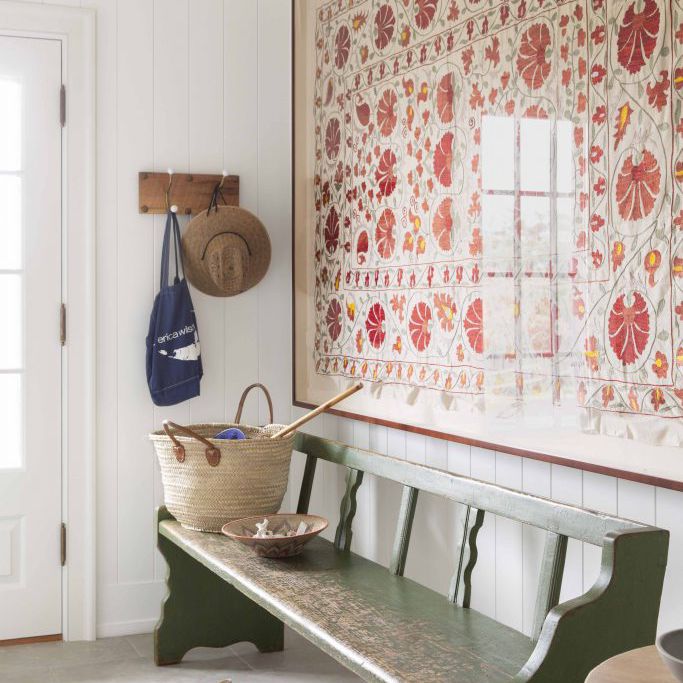 一个带有苦恼的绿色长凳和一大艺术的入口