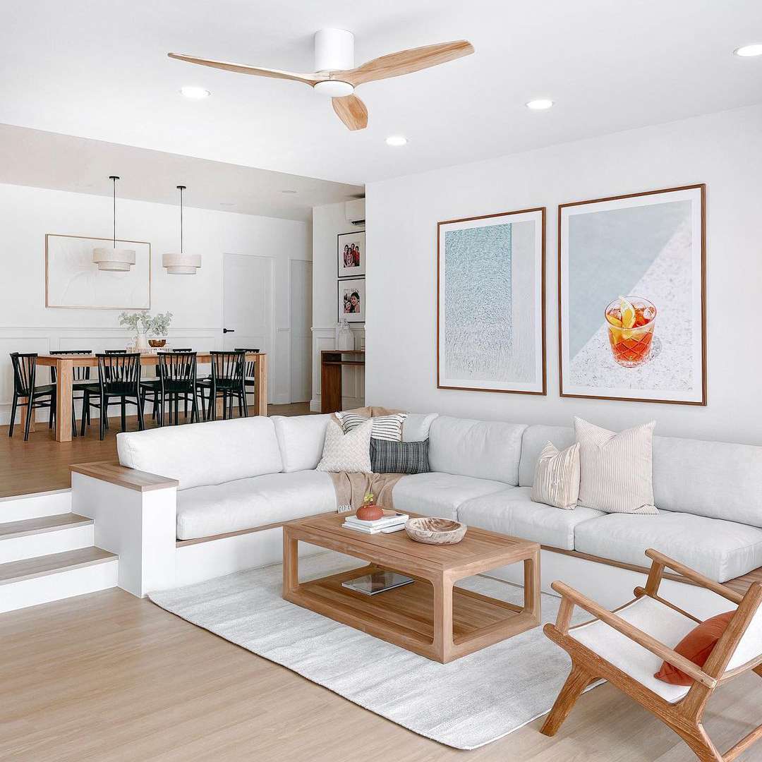 明亮通风的客厅。